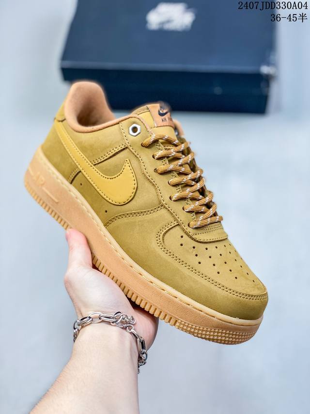 公司级带半码 Nk Air Force 1‘07 Low 空军一号低帮休闲板鞋 鞋款采用再生材料制成，混合了皮革、网眼和绒面革。侧面的双 Swooshes、“8