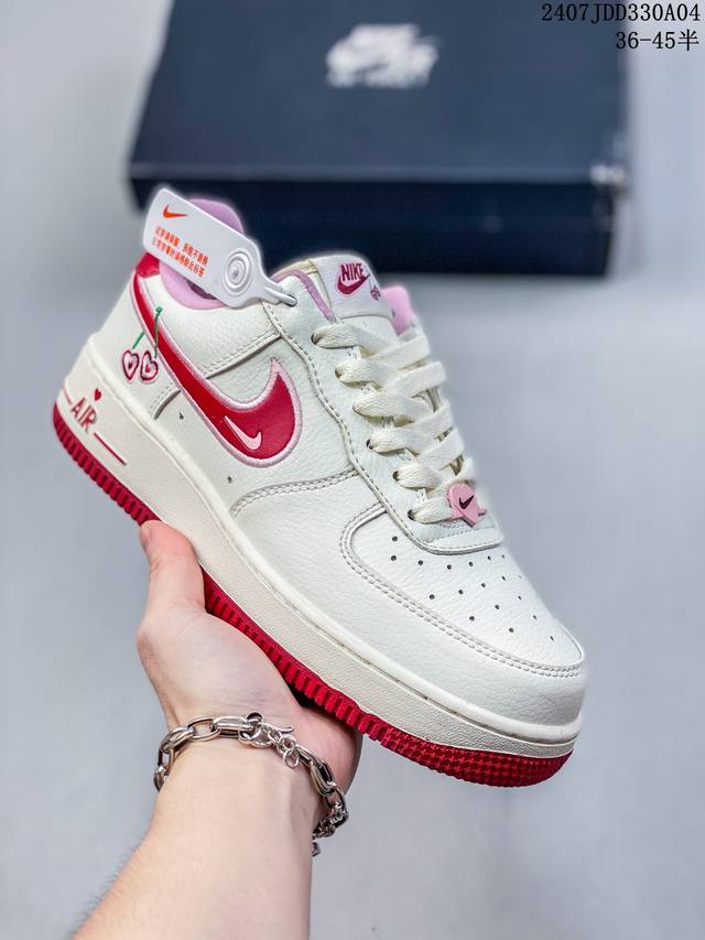 公司级带半码 Nk Air Force 1‘07 Low 空军一号低帮休闲板鞋 鞋款采用再生材料制成，混合了皮革、网眼和绒面革。侧面的双 Swooshes、“8