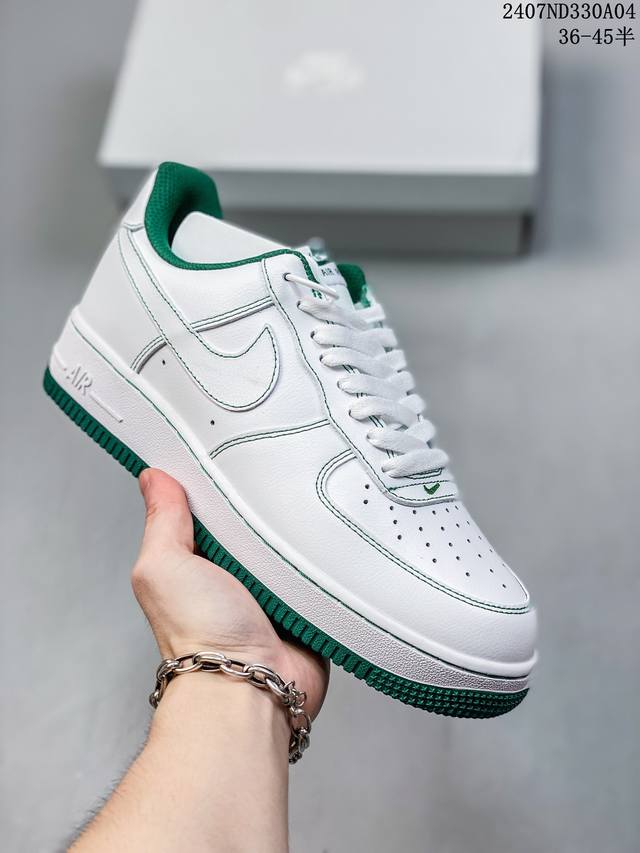 福利特价 Nk Air Force 1‘07 Low 空军一号低帮休闲板鞋 鞋款采用再生材料制成，混合了皮革、网眼和绒面革。侧面的双 Swooshes、“82”