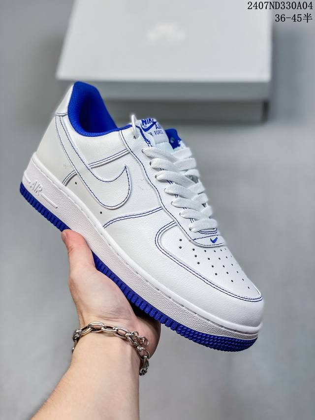 福利特价 Nk Air Force 1‘07 Low 空军一号低帮休闲板鞋 鞋款采用再生材料制成，混合了皮革、网眼和绒面革。侧面的双 Swooshes、“82”