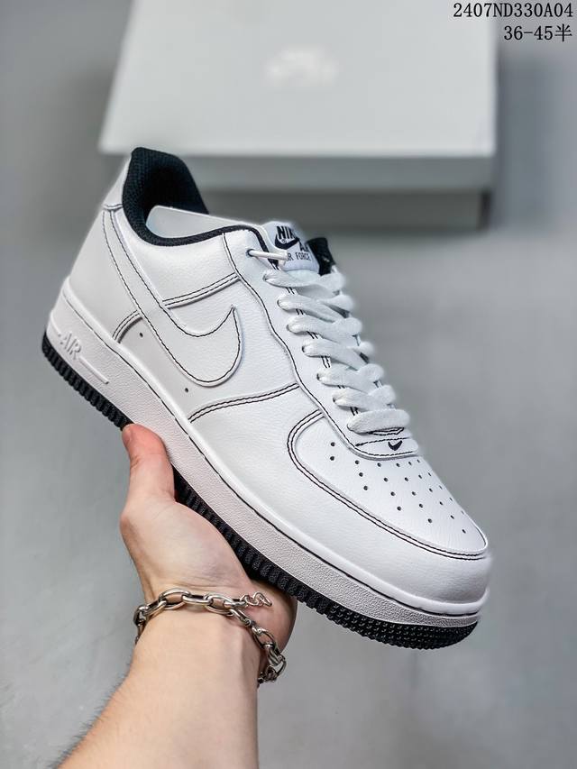 福利特价 Nk Air Force 1‘07 Low 空军一号低帮休闲板鞋 鞋款采用再生材料制成，混合了皮革、网眼和绒面革。侧面的双 Swooshes、“82”