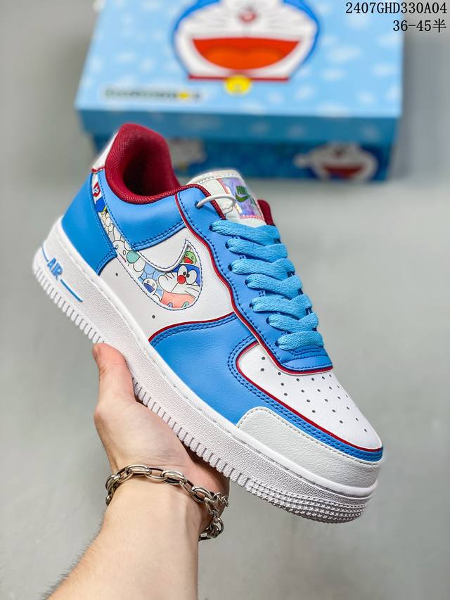 公司级带半码 Nk Air Force 1‘07 Low 空军一号低帮休闲板鞋 鞋款采用再生材料制成，混合了皮革、网眼和绒面革。侧面的双 Swooshes、“8