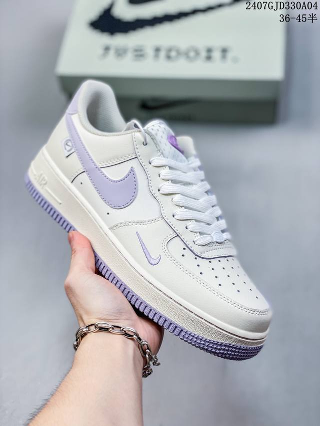 公司级带半码 Nk Air Force 1‘07 Low 空军一号低帮休闲板鞋 鞋款采用再生材料制成，混合了皮革、网眼和绒面革。侧面的双 Swooshes、“8