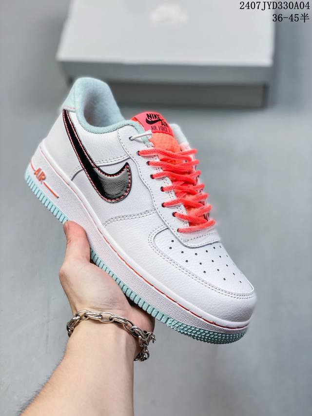 公司级带半码 Nk Air Force 1‘07 Low 空军一号低帮休闲板鞋 鞋款采用再生材料制成，混合了皮革、网眼和绒面革。侧面的双 Swooshes、“8