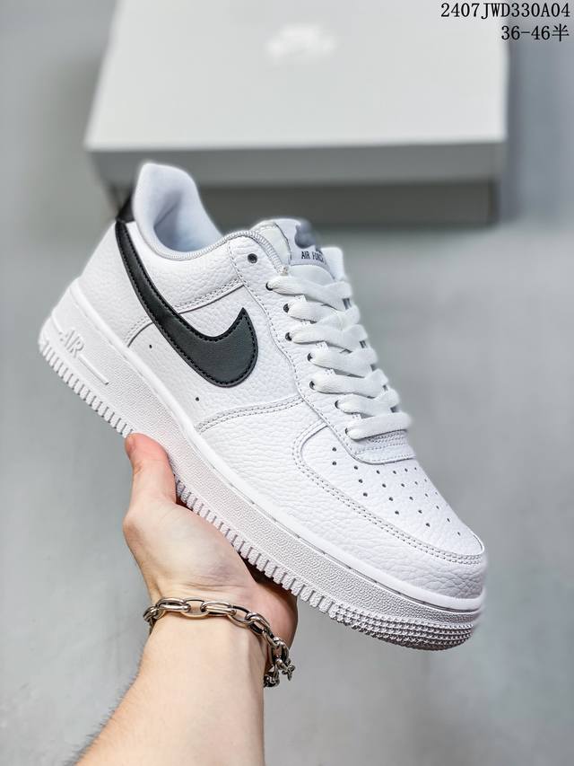 公司级带半码 Nk Air Force 1‘07 Low 空军一号低帮休闲板鞋 鞋款采用再生材料制成，混合了皮革、网眼和绒面革。侧面的双 Swooshes、“8