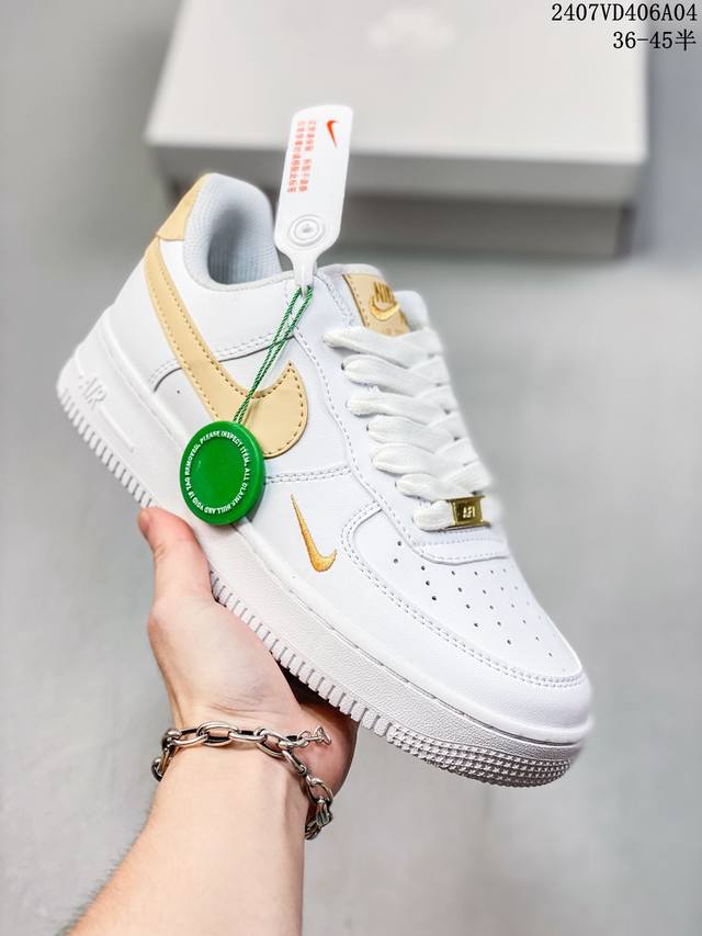 福利特价 Nk Air Force 1‘07 Low 空军一号低帮休闲板鞋 鞋款采用再生材料制成，混合了皮革、网眼和绒面革。侧面的双 Swooshes、“82”