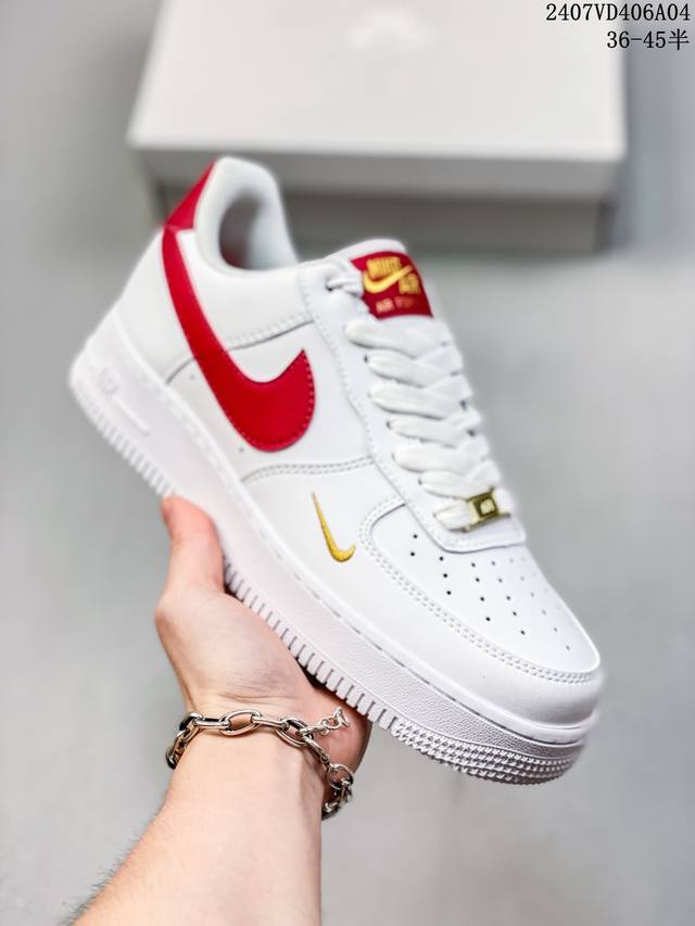 福利特价 Nk Air Force 1‘07 Low 空军一号低帮休闲板鞋 鞋款采用再生材料制成，混合了皮革、网眼和绒面革。侧面的双 Swooshes、“82”