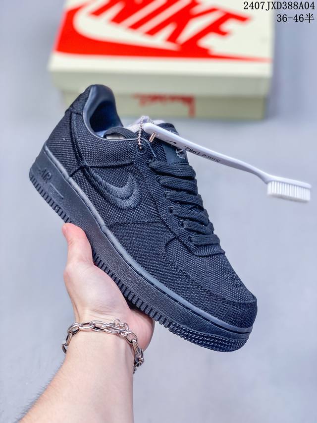 公司级带半码 Nk Air Force 1‘07 Low 空军一号低帮休闲板鞋 鞋款采用再生材料制成，混合了皮革、网眼和绒面革。侧面的双 Swooshes、“8