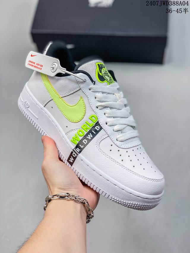 公司级带半码 Nk Air Force 1‘07 Low 空军一号低帮休闲板鞋 鞋款采用再生材料制成，混合了皮革、网眼和绒面革。侧面的双 Swooshes、“8