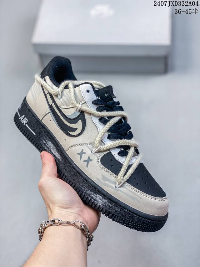 公司级带半码 Nk Air Force 1‘07 Low 空军一号低帮休闲板鞋 鞋款采用再生材料制成，混合了皮革、网眼和绒面革。侧面的双 Swooshes、“8