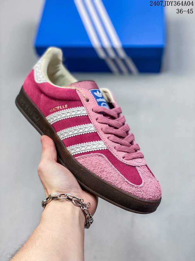 阿迪达斯adidas Originals Gazelle Indoor 三叶草复古休闲防滑耐磨低帮板鞋鞋款采用柔软的绒面革和耐用的皮革衬里融合在橡胶外底上，具有