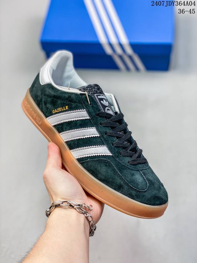 阿迪达斯adidas Originals Gazelle Indoor 三叶草复古休闲防滑耐磨低帮板鞋鞋款采用柔软的绒面革和耐用的皮革衬里融合在橡胶外底上，具有