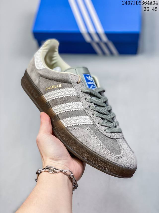 阿迪达斯adidas Originals Gazelle Indoor 三叶草复古休闲防滑耐磨低帮板鞋鞋款采用柔软的绒面革和耐用的皮革衬里融合在橡胶外底上，具有