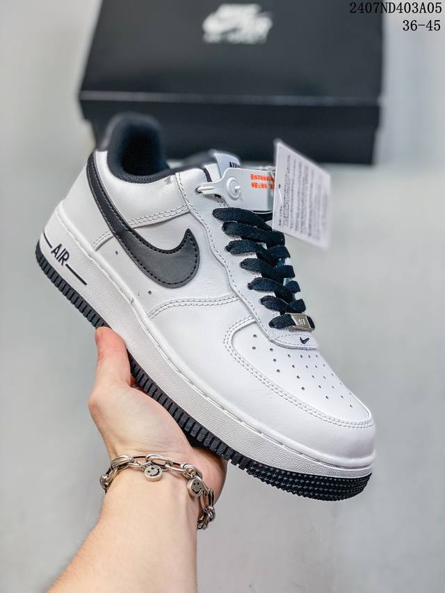 福利特价 Nk Air Force 1‘07 Low 空军一号低帮休闲板鞋 鞋款采用再生材料制成，混合了皮革、网眼和绒面革。侧面的双 Swooshes、“82”