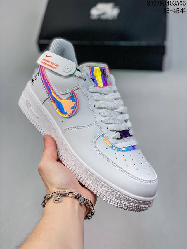 福利特价 Nk Air Force 1‘07 Low 空军一号低帮休闲板鞋 鞋款采用再生材料制成，混合了皮革、网眼和绒面革。侧面的双 Swooshes、“82”