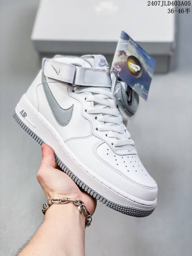 福利特价 Nk Air Force 1‘07 Low 空军一号低帮休闲板鞋 鞋款采用再生材料制成，混合了皮革、网眼和绒面革。侧面的双 Swooshes、“82”