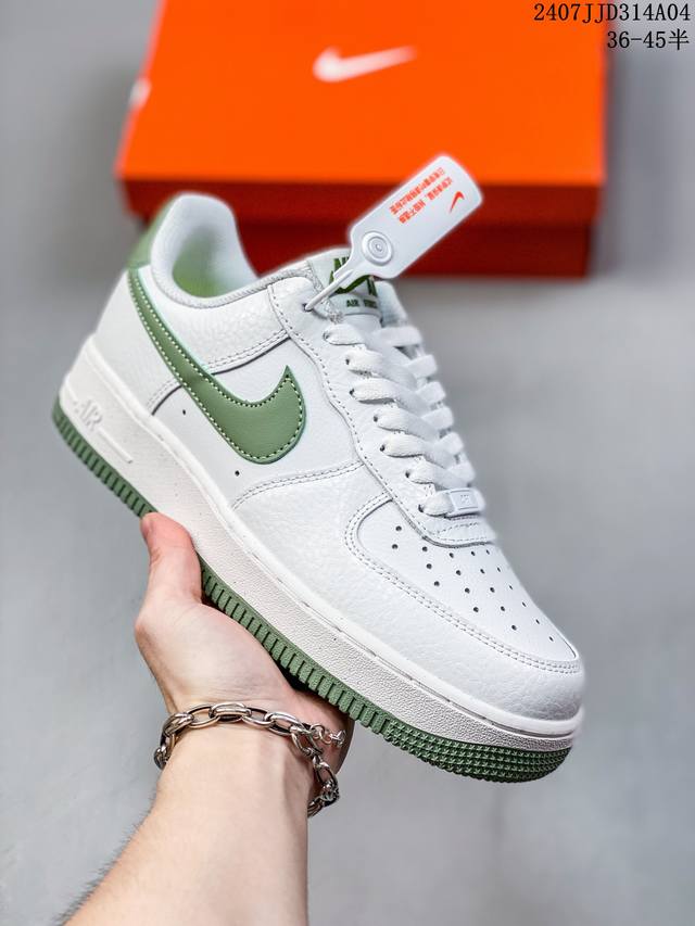 公司级带半码 Nk Air Force 1‘07 Low 空军一号低帮休闲板鞋 鞋款采用再生材料制成，混合了皮革、网眼和绒面革。侧面的双 Swooshes、“8