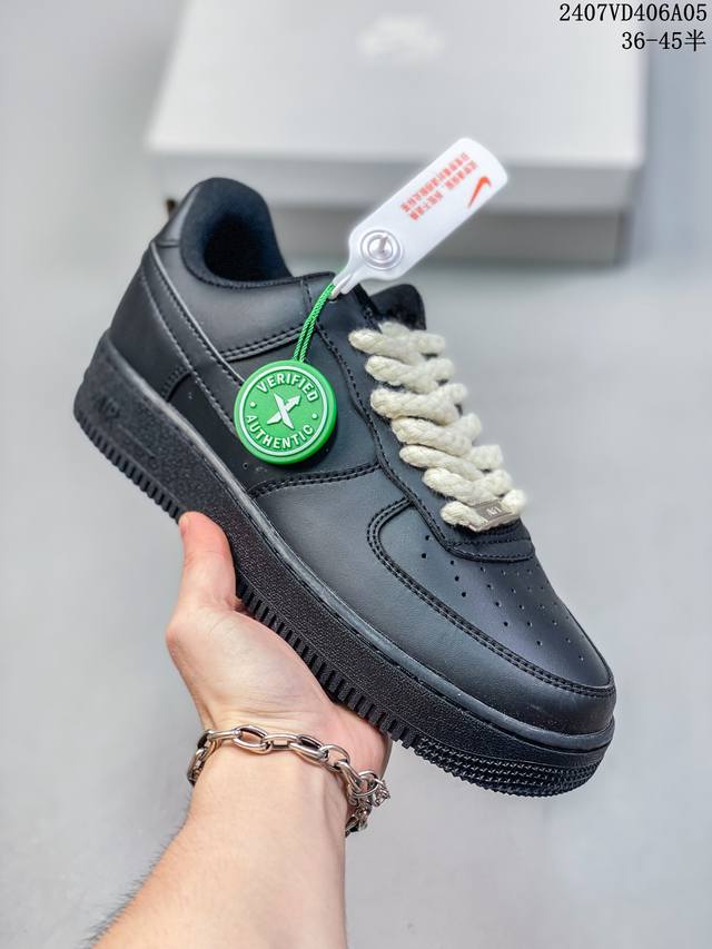 福利特价 Nk Air Force 1‘07 Low 空军一号低帮休闲板鞋 鞋款采用再生材料制成，混合了皮革、网眼和绒面革。侧面的双 Swooshes、“82”