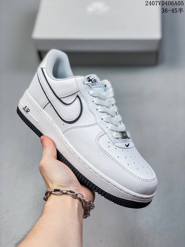 福利特价 Nk Air Force 1‘07 Low 空军一号低帮休闲板鞋 鞋款采用再生材料制成，混合了皮革、网眼和绒面革。侧面的双 Swooshes、“82”