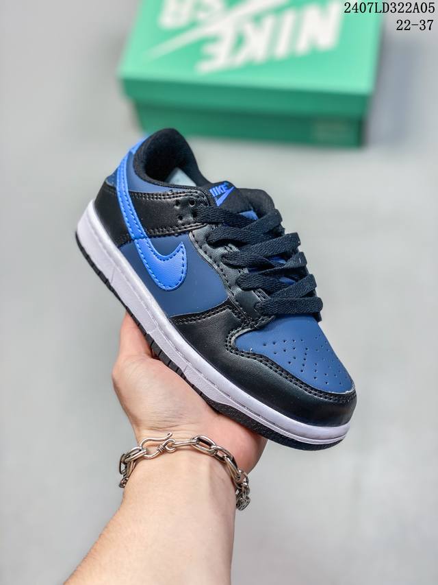 萌娃童鞋耐克nike Sb Dunk Low Sb 扣篮系列复古休闲运动滑板板鞋。采用脚感柔软舒适有效吸 收滑板等极限运动在落地时带来的冲击力，为街头运动者们提