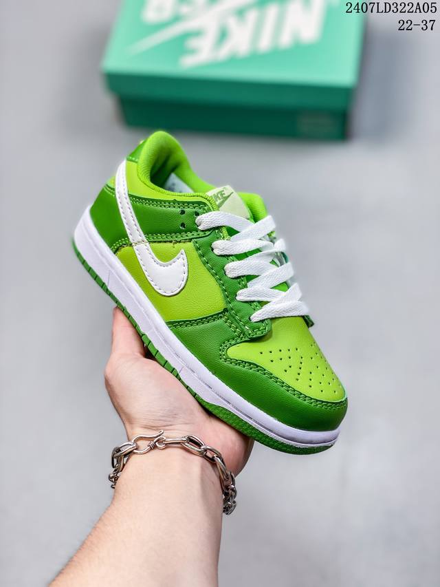 萌娃童鞋耐克nike Sb Dunk Low Sb 扣篮系列复古休闲运动滑板板鞋。采用脚感柔软舒适有效吸 收滑板等极限运动在落地时带来的冲击力，为街头运动者们提