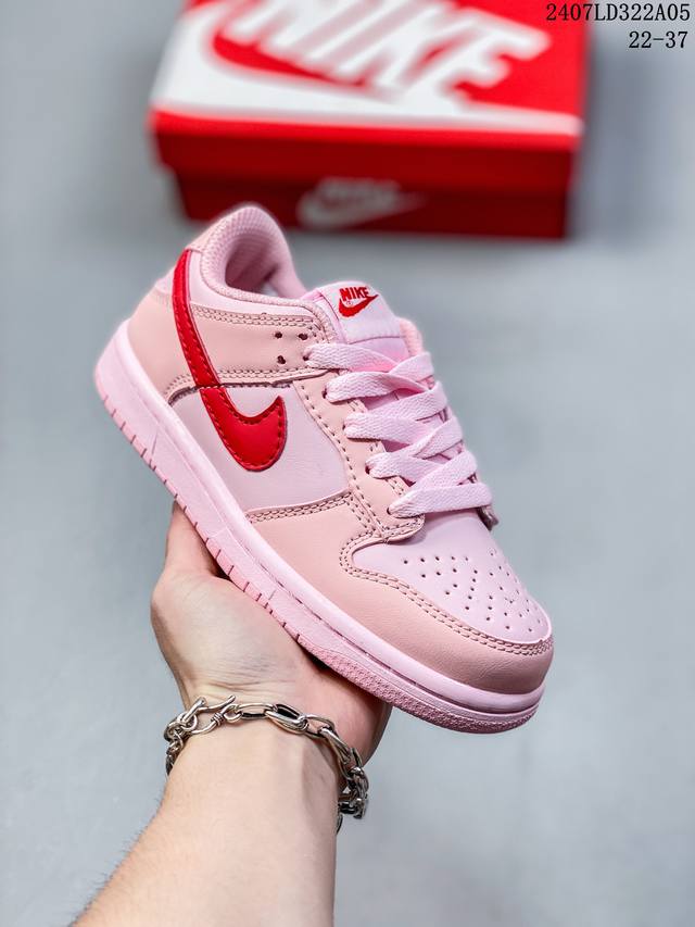 萌娃童鞋耐克nike Sb Dunk Low Sb 扣篮系列复古休闲运动滑板板鞋。采用脚感柔软舒适有效吸 收滑板等极限运动在落地时带来的冲击力，为街头运动者们提