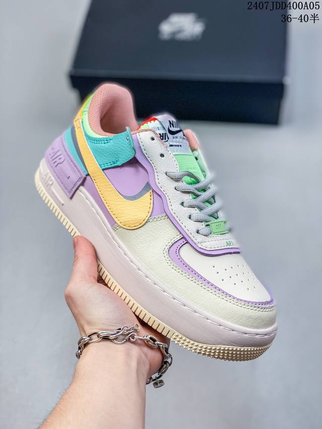 耐克nike Wmns Air Force 1 Shadow 马卡龙空军一号轻量增高低帮百搭板鞋。为经典设计注入玩味元素。 分层结构、加大中底及双重品牌标志，充