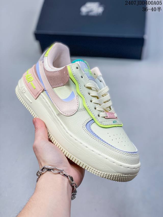 耐克nike Wmns Air Force 1 Shadow 马卡龙空军一号轻量增高低帮百搭板鞋。为经典设计注入玩味元素。 分层结构、加大中底及双重品牌标志，充