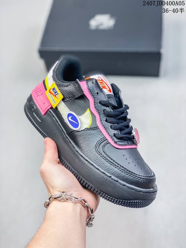 耐克nike Wmns Air Force 1 Shadow 马卡龙空军一号轻量增高低帮百搭板鞋。为经典设计注入玩味元素。 分层结构、加大中底及双重品牌标志，充