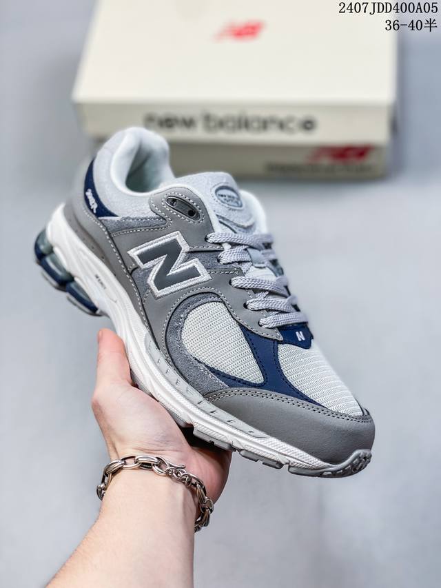 New Balance 2002 复古单品 鞋款延续了经典科技，升级版n-Ergy缓震物料机能与材质上脚太舒适了，鞋面的柔软麂皮搭配尼龙网布，特别透气而且还复古