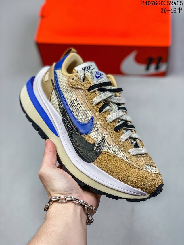 真标耐克sacai X Nike Regasus Vaporrly Sp 华夫双勾三代3.0走秀 鞋身材质由翻毛皮和透气网布共同打造。熟悉的解构手法、重叠swo