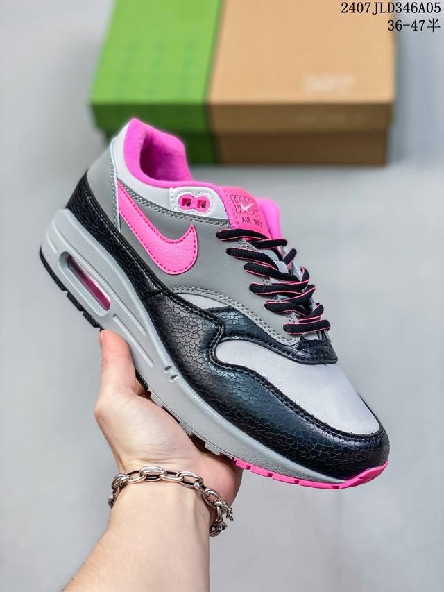 公司级nike Air Max 1 Air Max 气垫 全新配色 鞋身材质均选择皮革 织物 多种材质覆盖，保证质感的前提下，层次感也相当不错。细节方面，除了鞋