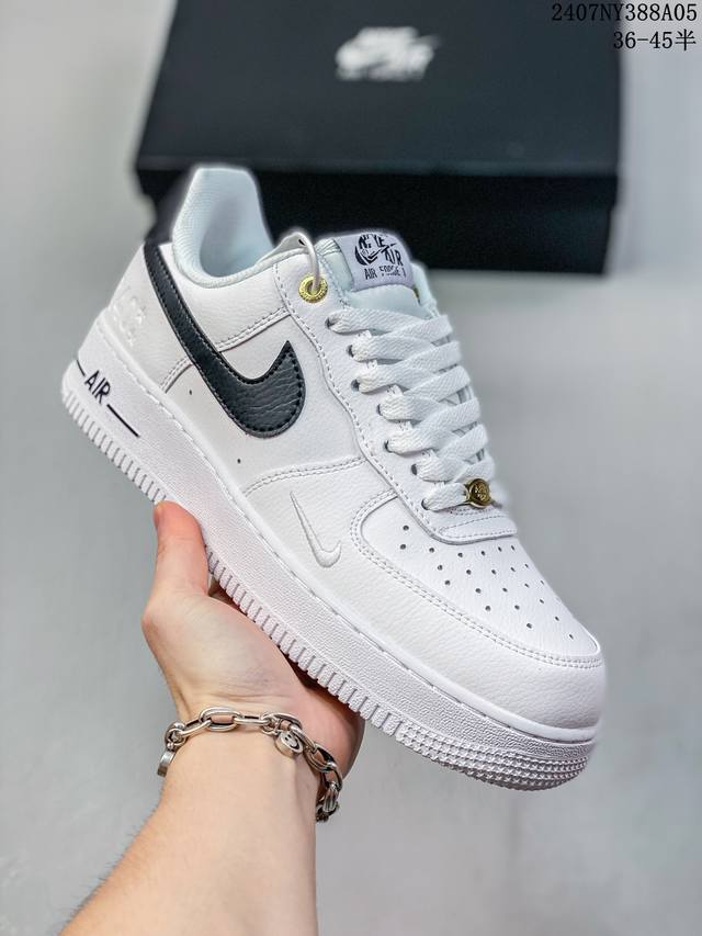 公司级带半码 Nk Air Force 1‘07 Low 空军一号低帮休闲板鞋 鞋款采用再生材料制成，混合了皮革、网眼和绒面革。侧面的双 Swooshes、“8