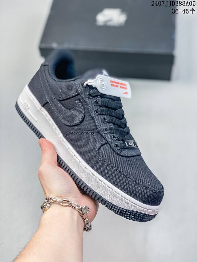 公司级带半码 Nk Air Force 1‘07 Low 空军一号低帮休闲板鞋 鞋款采用再生材料制成，混合了皮革、网眼和绒面革。侧面的双 Swooshes、“8