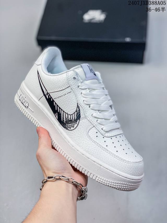 公司级带半码 Nk Air Force 1‘07 Low 空军一号低帮休闲板鞋 鞋款采用再生材料制成，混合了皮革、网眼和绒面革。侧面的双 Swooshes、“8