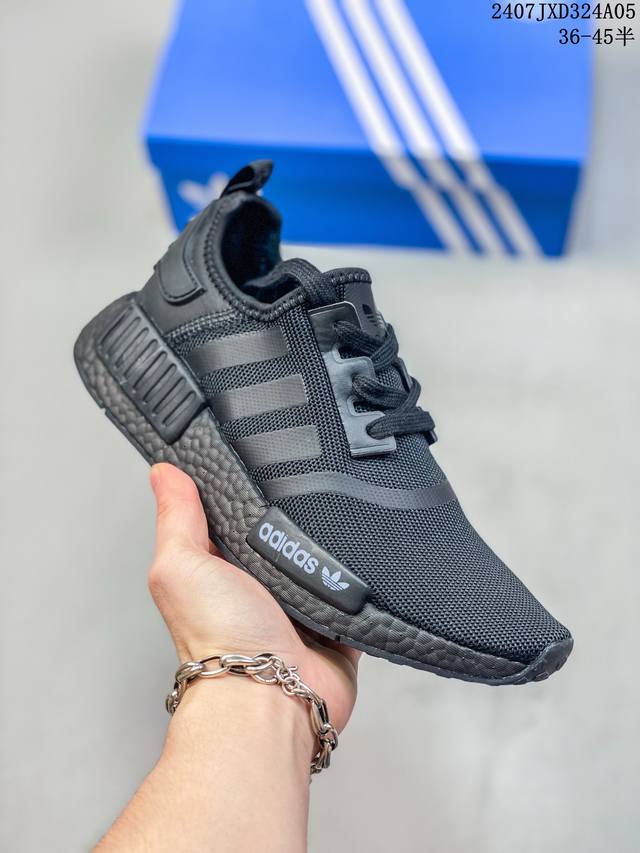 公司级阿迪达斯adidas Nmd R1系列 原进装口boost原料 高密度性弹针织 首发新配色 现货供应 原盒原标 货号:Ie6000 尺码:36 36.5