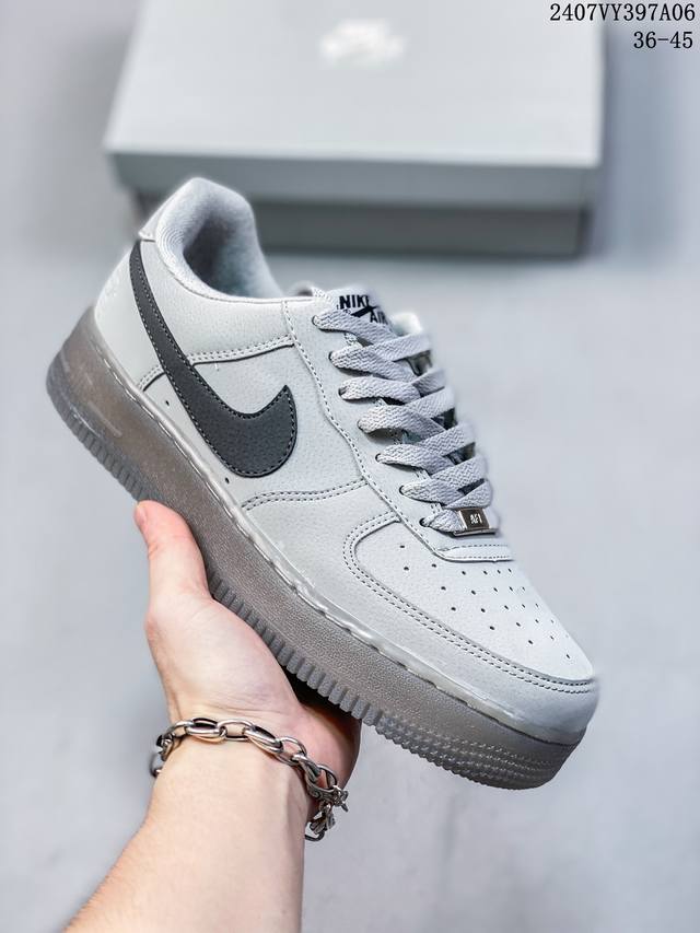 福利特价 Nk Air Force 1‘07 Low 空军一号低帮休闲板鞋 鞋款采用再生材料制成，混合了皮革、网眼和绒面革。侧面的双 Swooshes、“82”