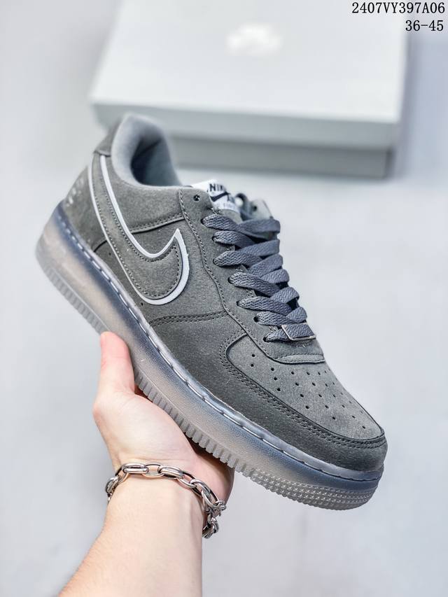 福利特价 Nk Air Force 1‘07 Low 空军一号低帮休闲板鞋 鞋款采用再生材料制成，混合了皮革、网眼和绒面革。侧面的双 Swooshes、“82”