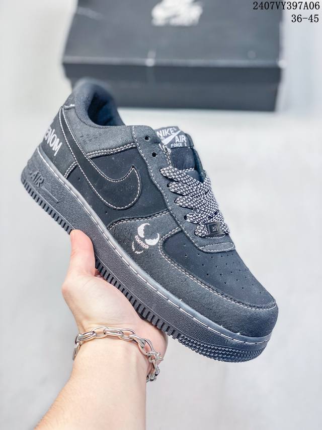 福利特价 Nk Air Force 1‘07 Low 空军一号低帮休闲板鞋 鞋款采用再生材料制成，混合了皮革、网眼和绒面革。侧面的双 Swooshes、“82”