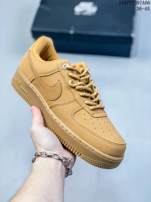 福利特价 Nk Air Force 1‘07 Low 空军一号低帮休闲板鞋 鞋款采用再生材料制成，混合了皮革、网眼和绒面革。侧面的双 Swooshes、“82”