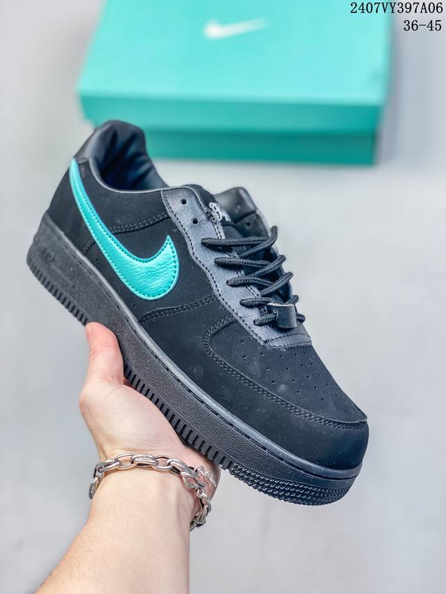 福利特价 Nk Air Force 1‘07 Low 空军一号低帮休闲板鞋 鞋款采用再生材料制成，混合了皮革、网眼和绒面革。侧面的双 Swooshes、“82”