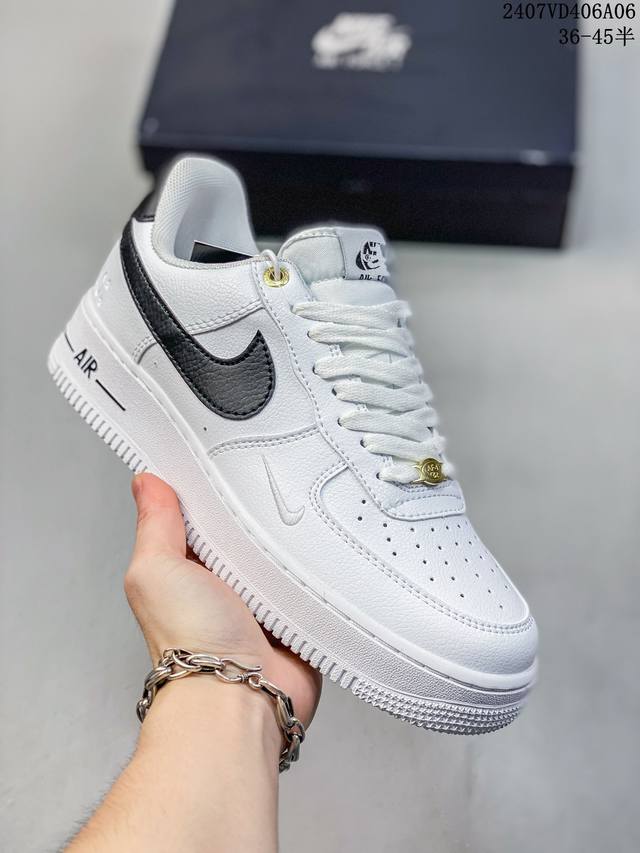 福利特价 Nk Air Force 1‘07 Low 空军一号低帮休闲板鞋 鞋款采用再生材料制成，混合了皮革、网眼和绒面革。侧面的双 Swooshes、“82”