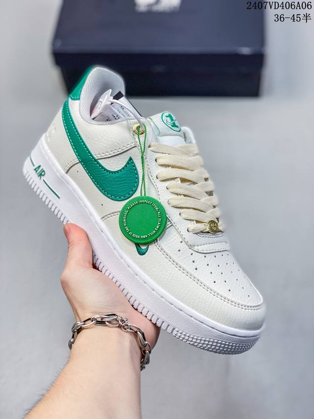 福利特价 Nk Air Force 1‘07 Low 空军一号低帮休闲板鞋 鞋款采用再生材料制成，混合了皮革、网眼和绒面革。侧面的双 Swooshes、“82”