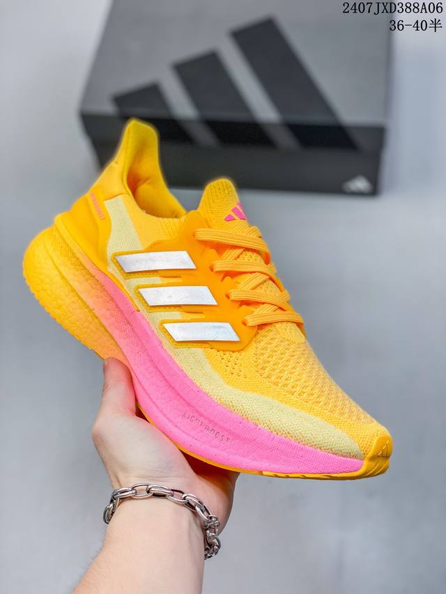 公司级阿迪达斯adidas Ultraboost Light 全掌爆米花休闲运动跑鞋。采用网材搭配反光皮革鞋面，配上stretchweb网格外底和boost中底