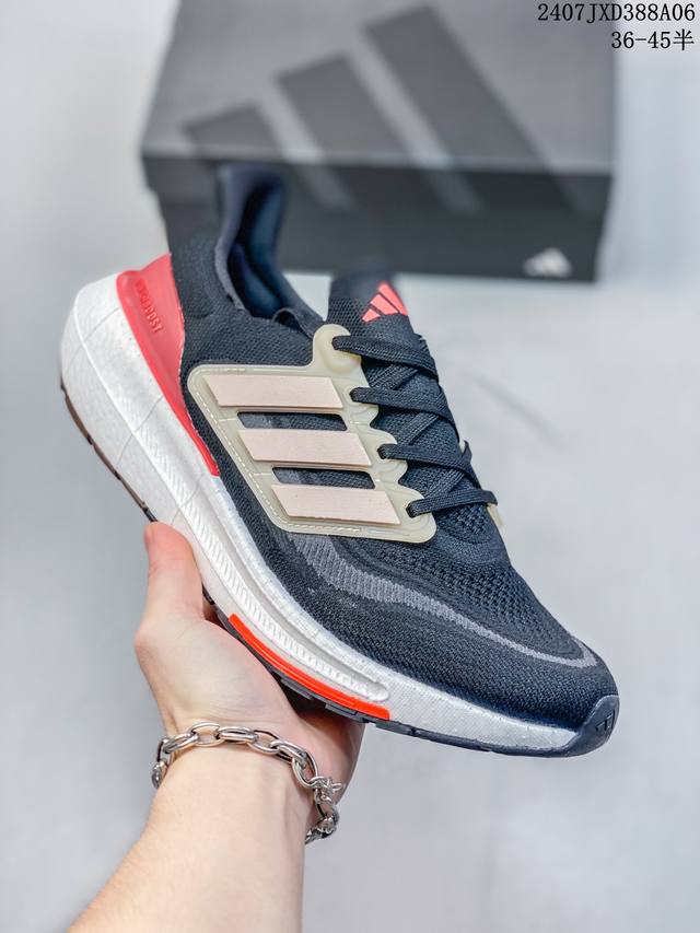 公司级阿迪达斯adidas Ultraboost Light 全掌爆米花休闲运动跑鞋。采用网材搭配反光皮革鞋面，配上stretchweb网格外底和boost中底