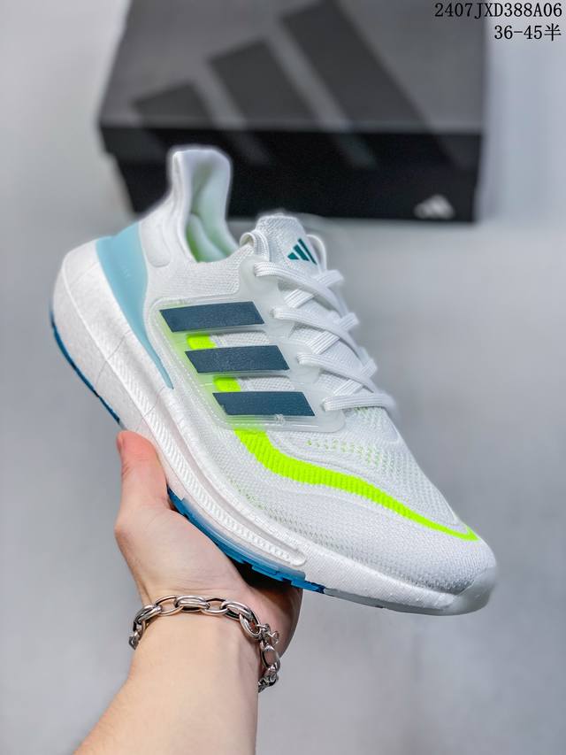 公司级阿迪达斯adidas Ultraboost Light 全掌爆米花休闲运动跑鞋。采用网材搭配反光皮革鞋面，配上stretchweb网格外底和boost中底