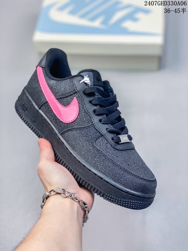 公司级带半码 Nk Air Force 1‘07 Low 空军一号低帮休闲板鞋 鞋款采用再生材料制成，混合了皮革、网眼和绒面革。侧面的双 Swooshes、“8