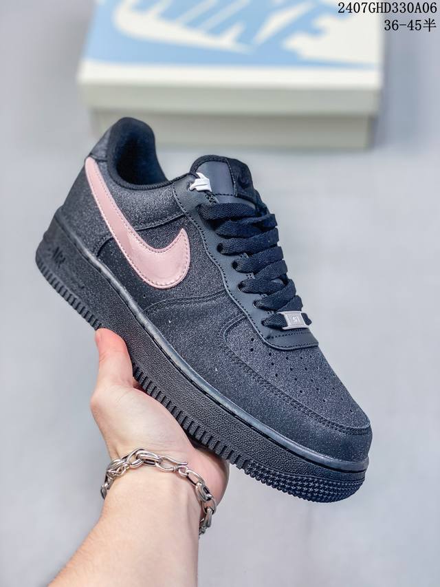 公司级带半码 Nk Air Force 1‘07 Low 空军一号低帮休闲板鞋 鞋款采用再生材料制成，混合了皮革、网眼和绒面革。侧面的双 Swooshes、“8