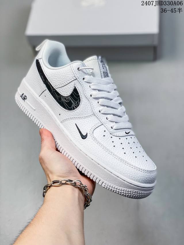 公司级带半码 Nk Air Force 1‘07 Low 空军一号低帮休闲板鞋 鞋款采用再生材料制成，混合了皮革、网眼和绒面革。侧面的双 Swooshes、“8