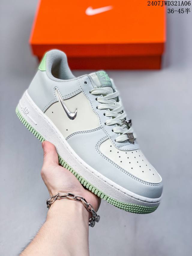 公司级带半码 Nk Air Force 1‘07 Low 空军一号低帮休闲板鞋 鞋款采用再生材料制成，混合了皮革、网眼和绒面革。侧面的双 Swooshes、“8